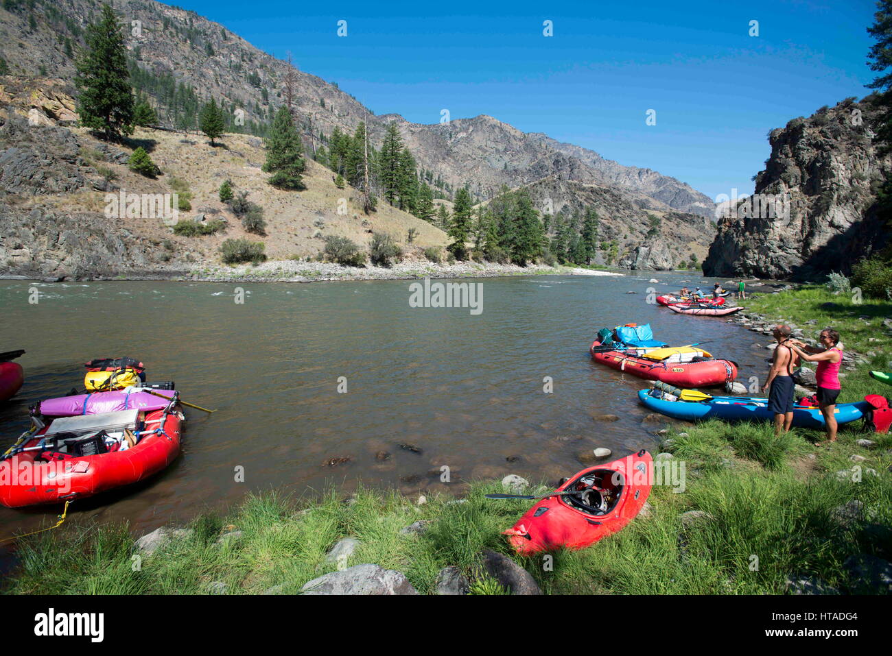 Idaho, USA. 4. August 2013. Eine große Gruppe von Freunden nehmen Boote, Kajaks und Entchen auf den Middle Fork des Salmon River in Idaho Frank Kirche Fluss von No zurück Wildnis befindet sich in Zentral-Idaho. Der Sommer Fahrt inklusive camping für eine Woche mit Zelten und Hängematten, feuert Angeln auf Forelle, Kochen, leckere Gerichte, Bier, Wein, heißen Quellen, Strände, Schwimmen, Camp, Kubb spielen und genießen Sie viel Höhensonne. Der Fluss Funktionen Stromschnellen, Wasserfälle, Felsen und Höhlen mit Hieroglyphen. Der Middle Fork des Salmon River ist ein 104-Meile-langen Fluss in Zentral-Idaho in Stockfoto