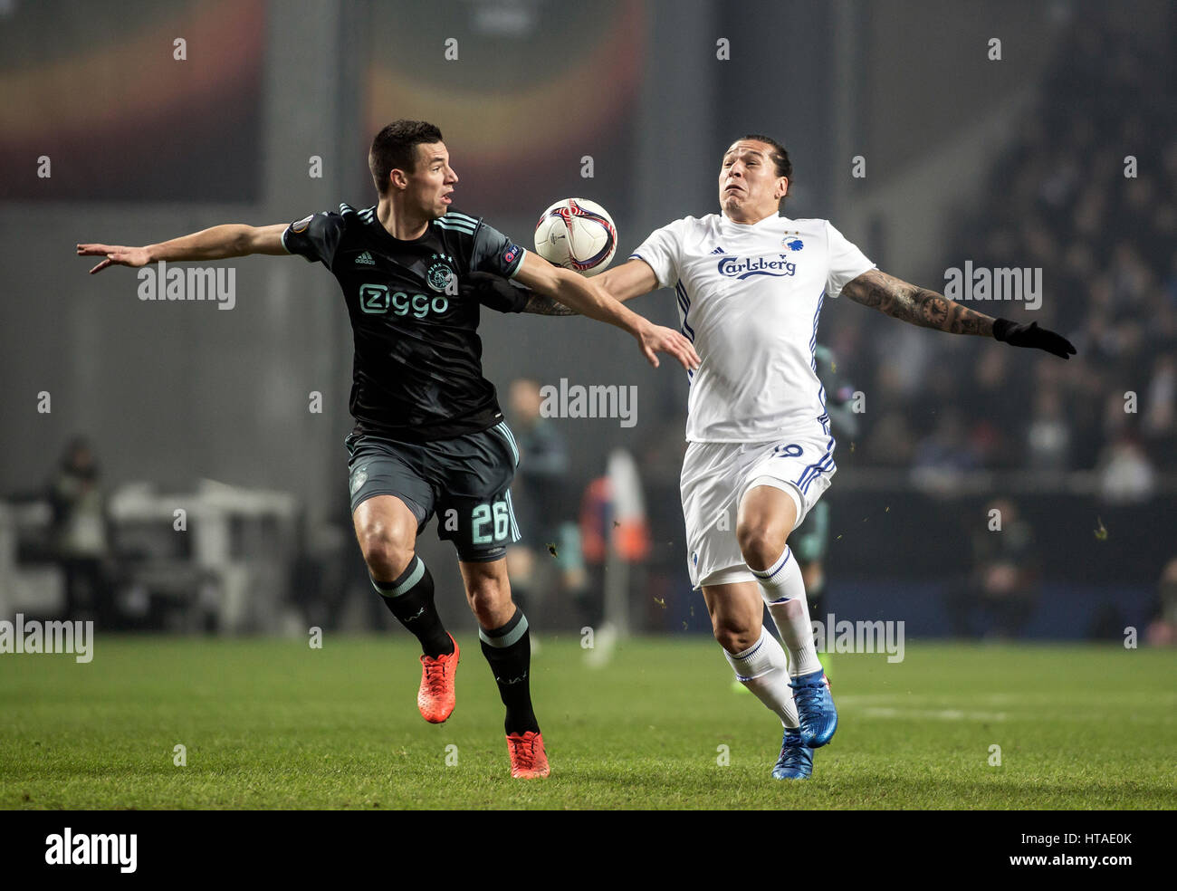 Dänemark, Kopenhagen, März 9. 2017. Federico Santander (19) der FC Kopenhagen ist gegen Ajax Nick Viergever (26) in der Europa League 16 Spiel zwischen FC Kopenhagen und Ajax Amsterdam bei Telia Parken. Stockfoto