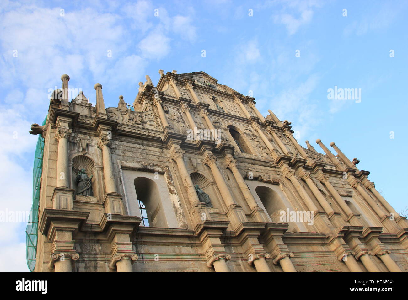 Macao, China. 9. März 2017. Die Ruinen der St. Pauls sind die Ruinen eines aus dem 17. Jahrhundert-Komplexes in Macau, China. Es enthält, was ursprünglich St. Pauls College und die Chiesa di San Paolo auch bekannt als "Mater Dei", eine aus dem 17. Jahrhundert portugiesische Kirche gewidmet Saint Paul der Apostel. Jetzt sind die Ruinen eines der bekanntesten Wahrzeichen Macaus. Im Jahr 2005 wurden sie offiziell als Teil des historischen Zentrums von Macau, ein UNESCO-Weltkulturerbe aufgeführt. Bildnachweis: SIPA Asien/ZUMA Draht/Alamy Live-Nachrichten Stockfoto