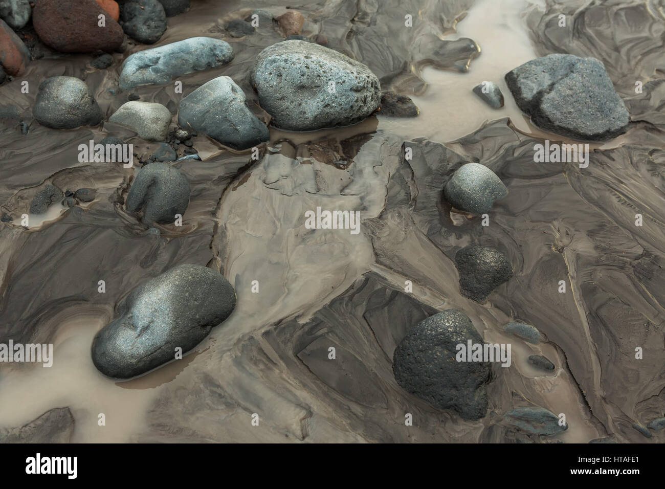 IL und Steinen auf dem Boden des Flusses Studenaya. Kamtschatka-Halbinsel. Stockfoto