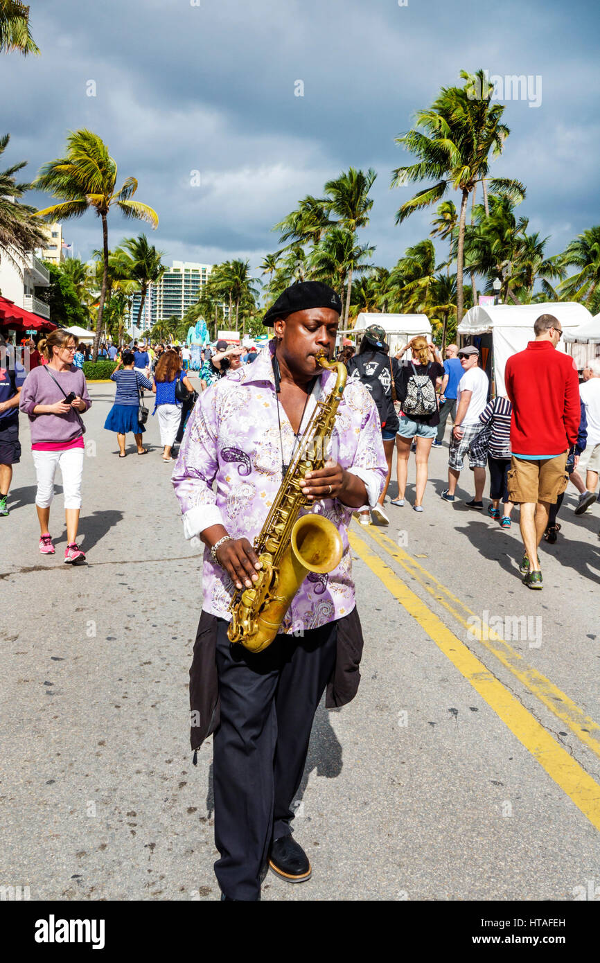 Miami Beach, Florida, Ocean Drive, Art déco-Wochenende, Gemeindefest, Straßenfest, Schwarze Männer, Musiker, Performer, Saxophon, spielen, FL170115022 Stockfoto