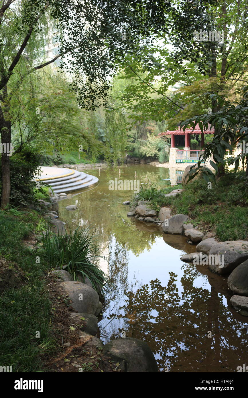 Chinesische Park mitten im Sommer Stockfoto