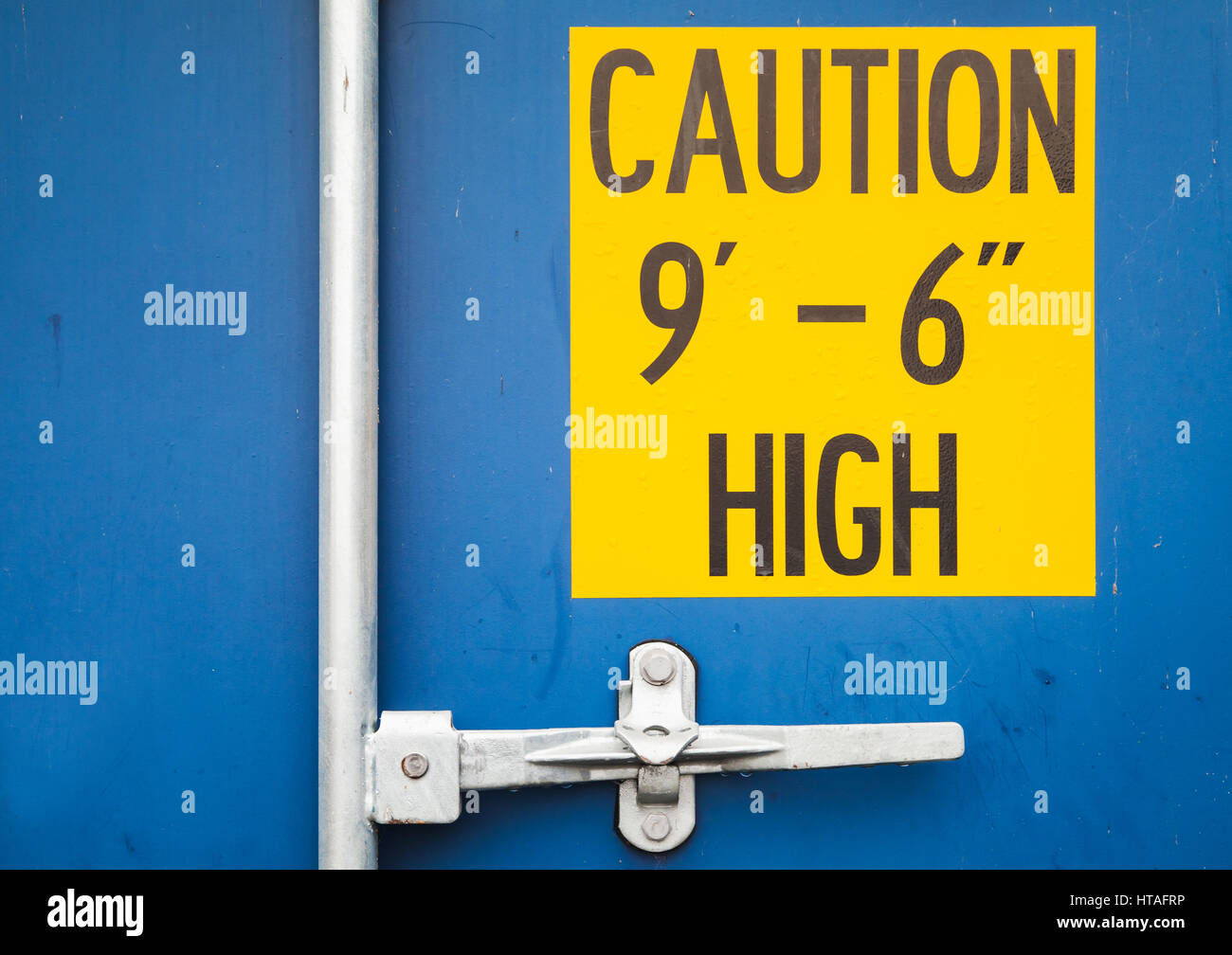 Vorsicht hohe gelb geschlossenen Tor der standard blau Frachtcontainer Versand anmelden Stockfoto