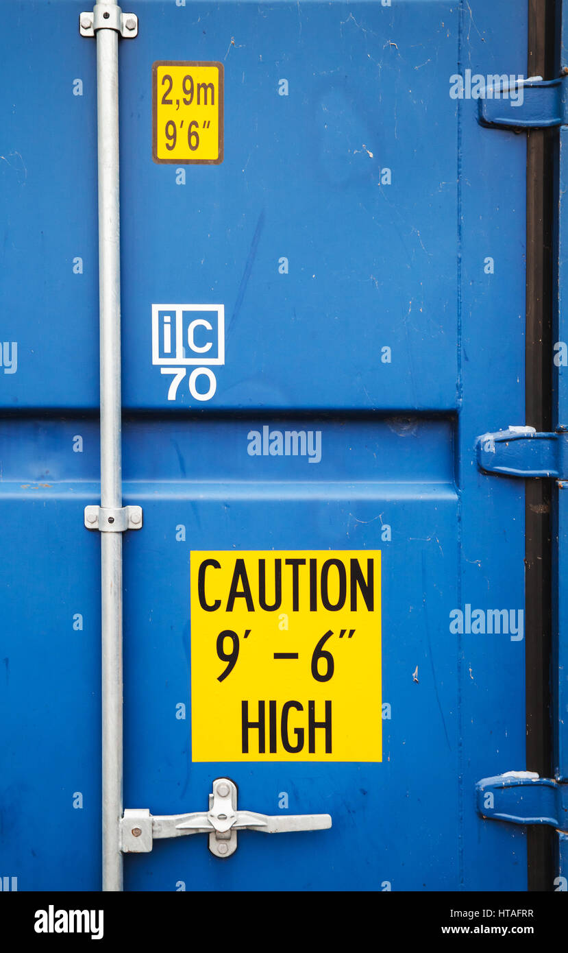 Gelbe Warnzeichen auf geschlossenen Tor der standard blau Frachtschiffahrt container Stockfoto