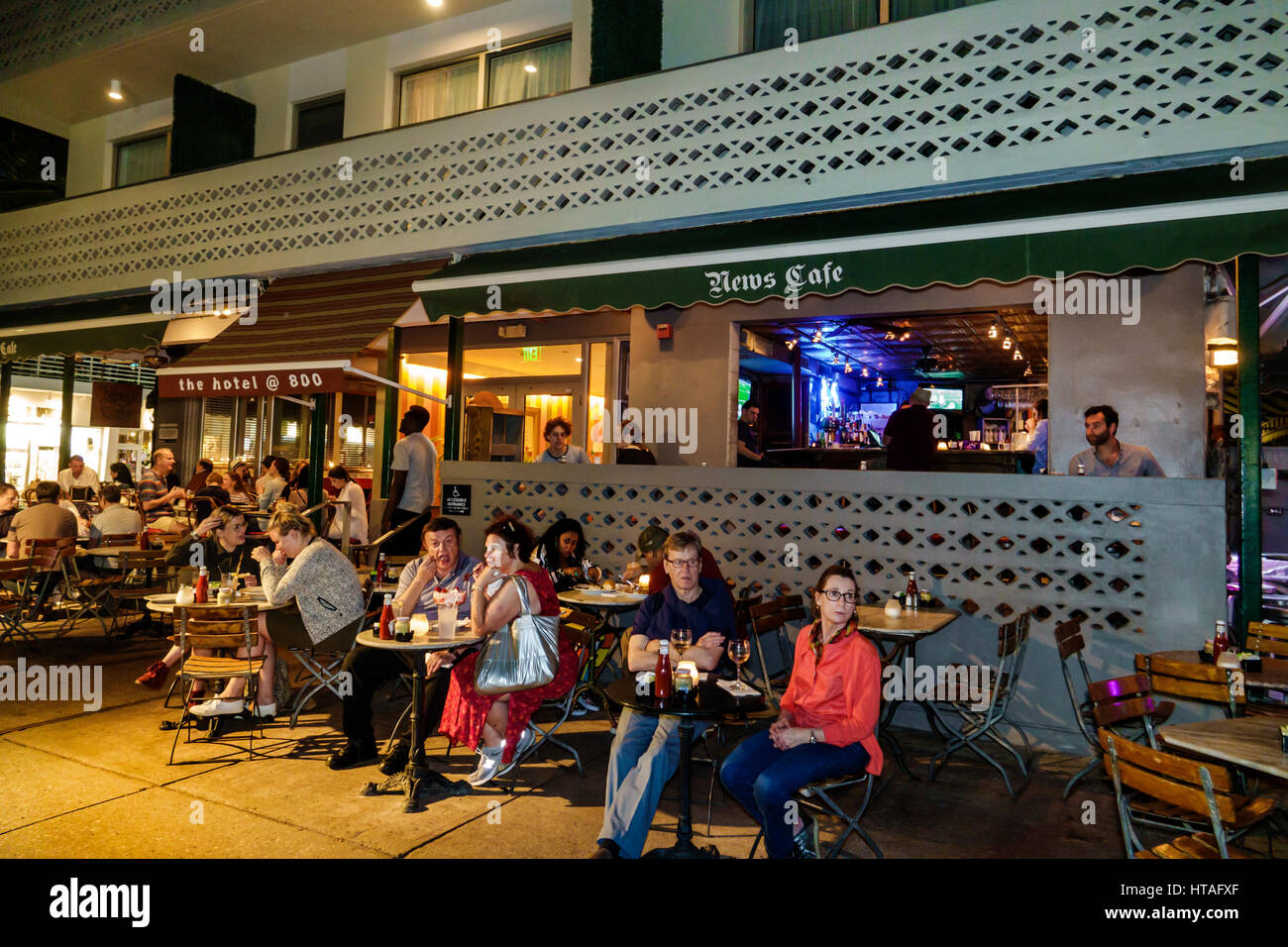 Florida South, Miami Beach, Ocean Drive, Art Deco Historic District, News Cafe, Restaurant Restaurants Essen Essen Essen gehen Cafe Cafés Bistro, Gehweg Ca Stockfoto Florida South, Miami Beach, Ocean Drive, Art Deco Historic District, News Cafe, Restaurant Restaurants Essen Essen Essen gehen Cafe Cafés Bistro, Gehweg Ca Stockfoto