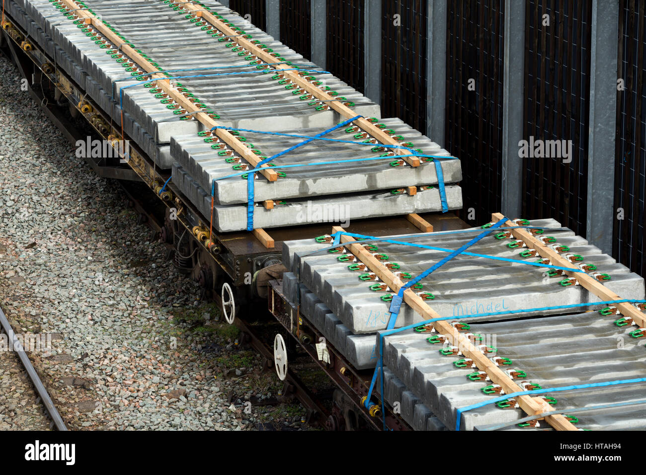 Eisenbahnwaggons beladen mit neuen Cemex Betonschwellen bei Hinksey Hof, Oxford, UK Stockfoto