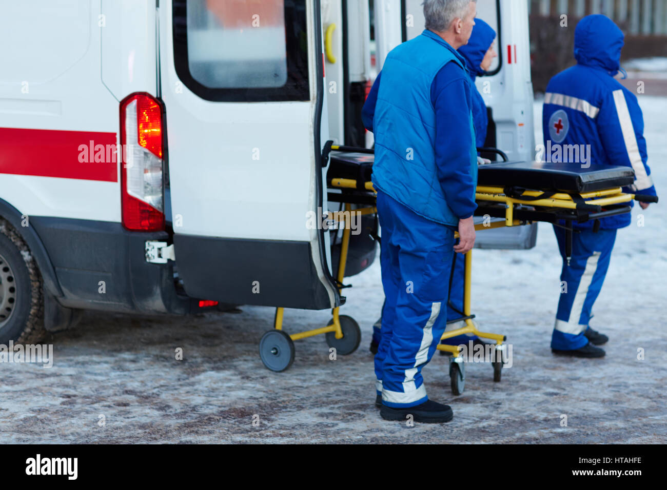 Notfall Personal mit Gurney tatenlos Szene Stockfoto