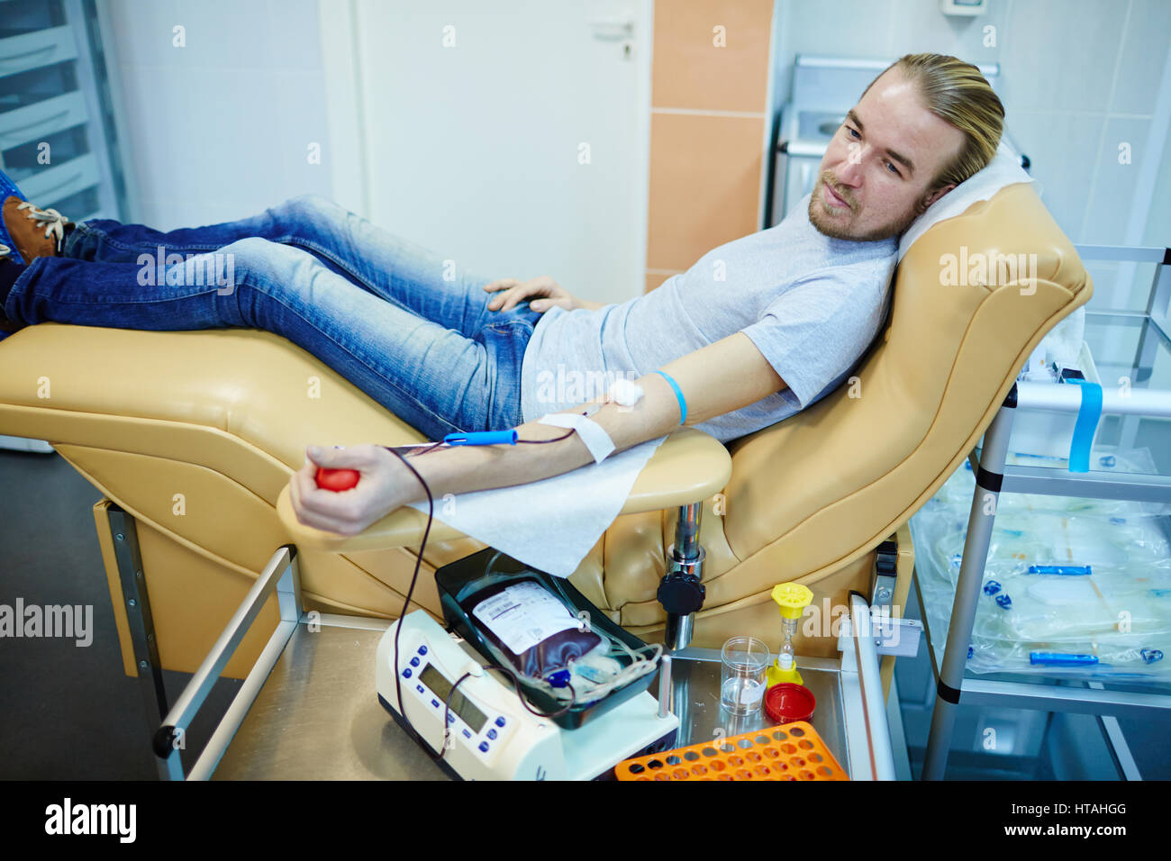 Selbstlose Jüngling sein Blut in Mitte der freiwillige Blutspendeaktion übertragen Stockfoto