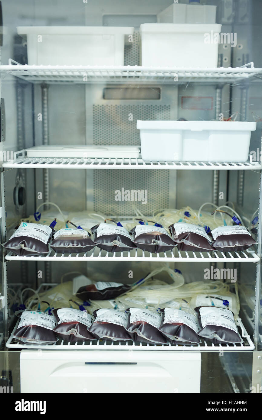Kühlschrank mit frischem Blut im Blut-Taschen Stockfoto