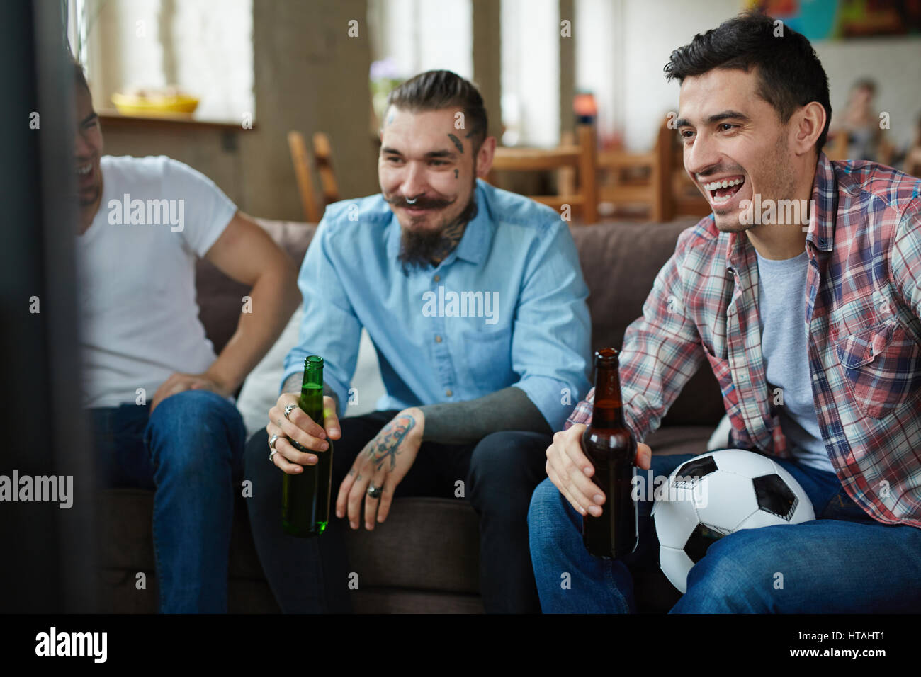 Freundlichen Jungs mit Bier Fußball gucken entsprechen im Fernsehen Stockfoto