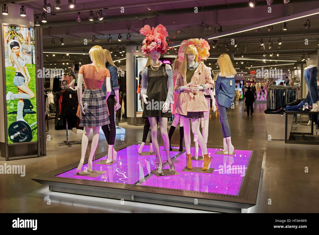Schaufensterpuppen Modellierung junge Damenbekleidung im Kaufhaus Macys am Herald Square, Manhattan, New York City. Stockfoto