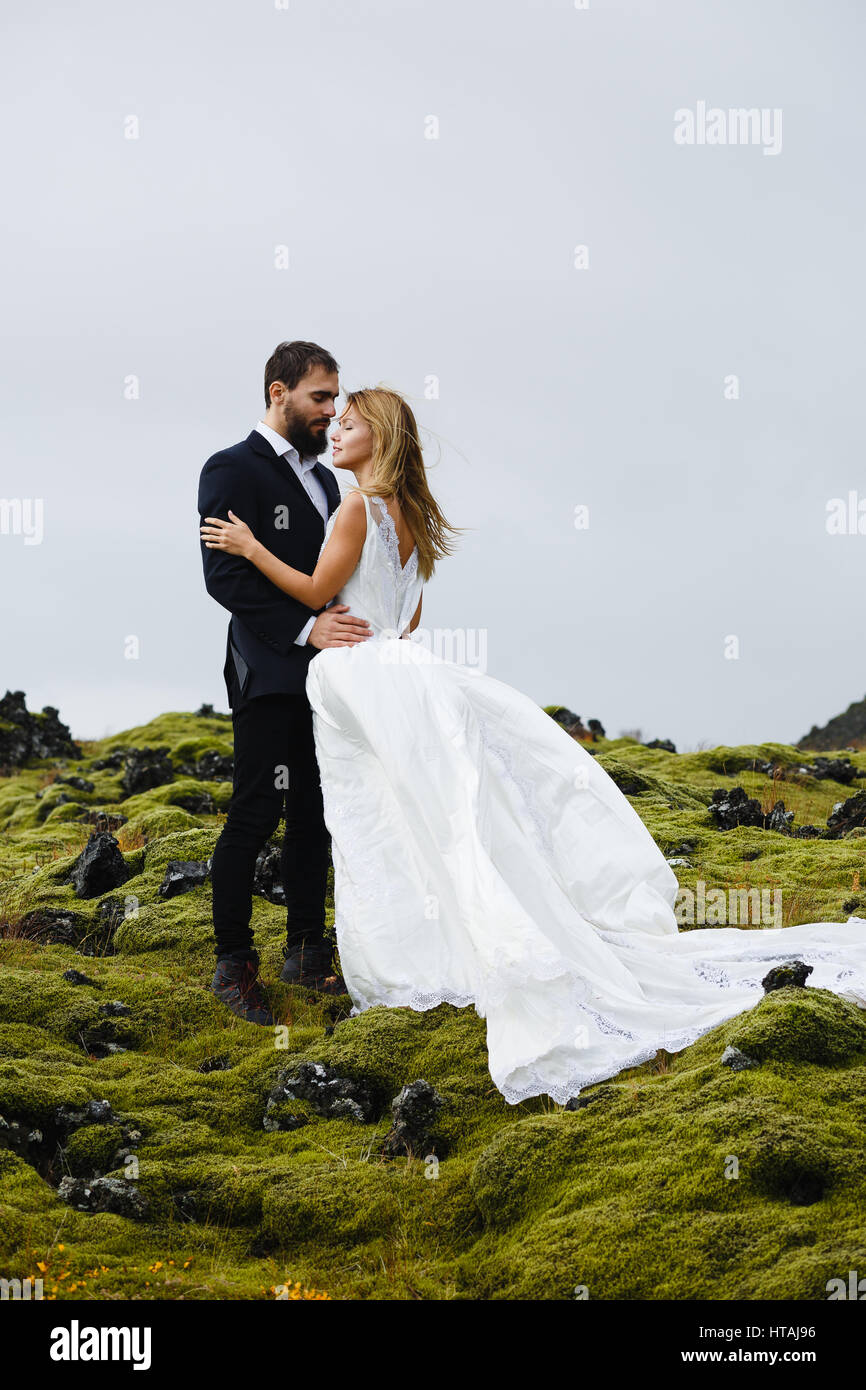 Brautpaar, romantische Zeit in natürlicher Umgebung genießen Stockfoto