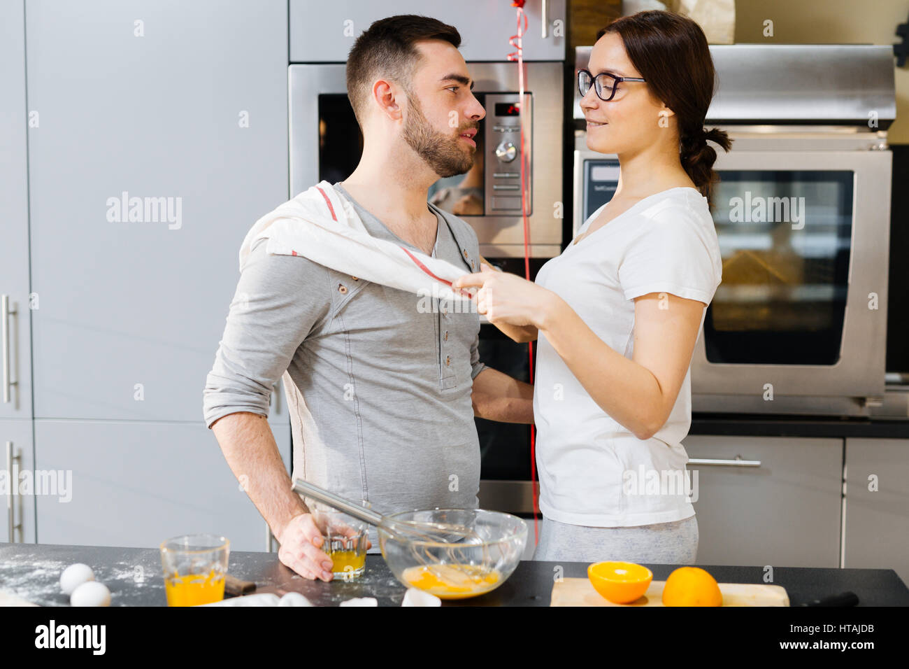 Flirty paar Blick auf einander in der Küche Stockfoto