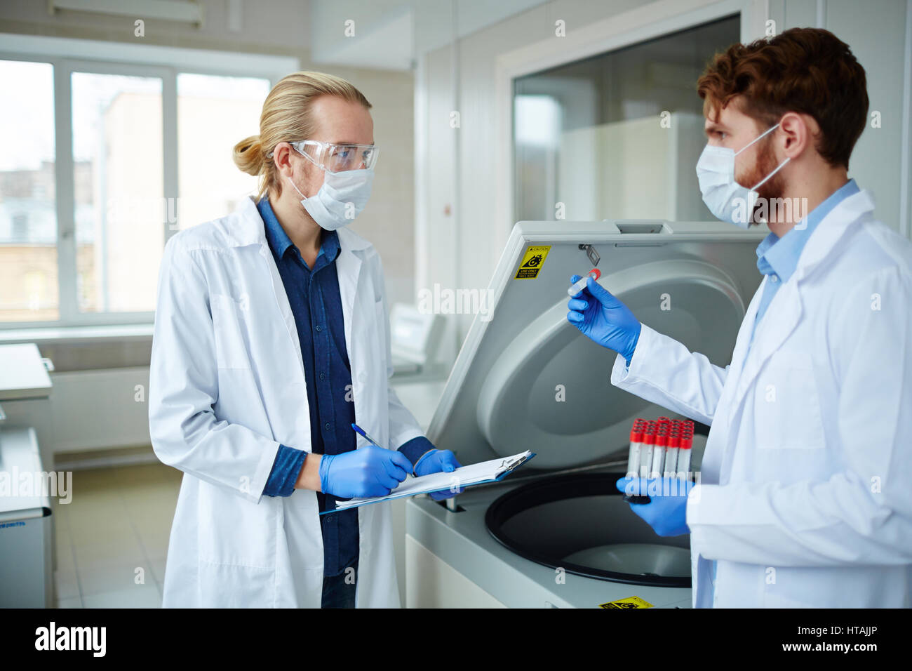 Pharmakologen in medizinischen Schutzmasken Studium der chemische Substanzen Stockfoto