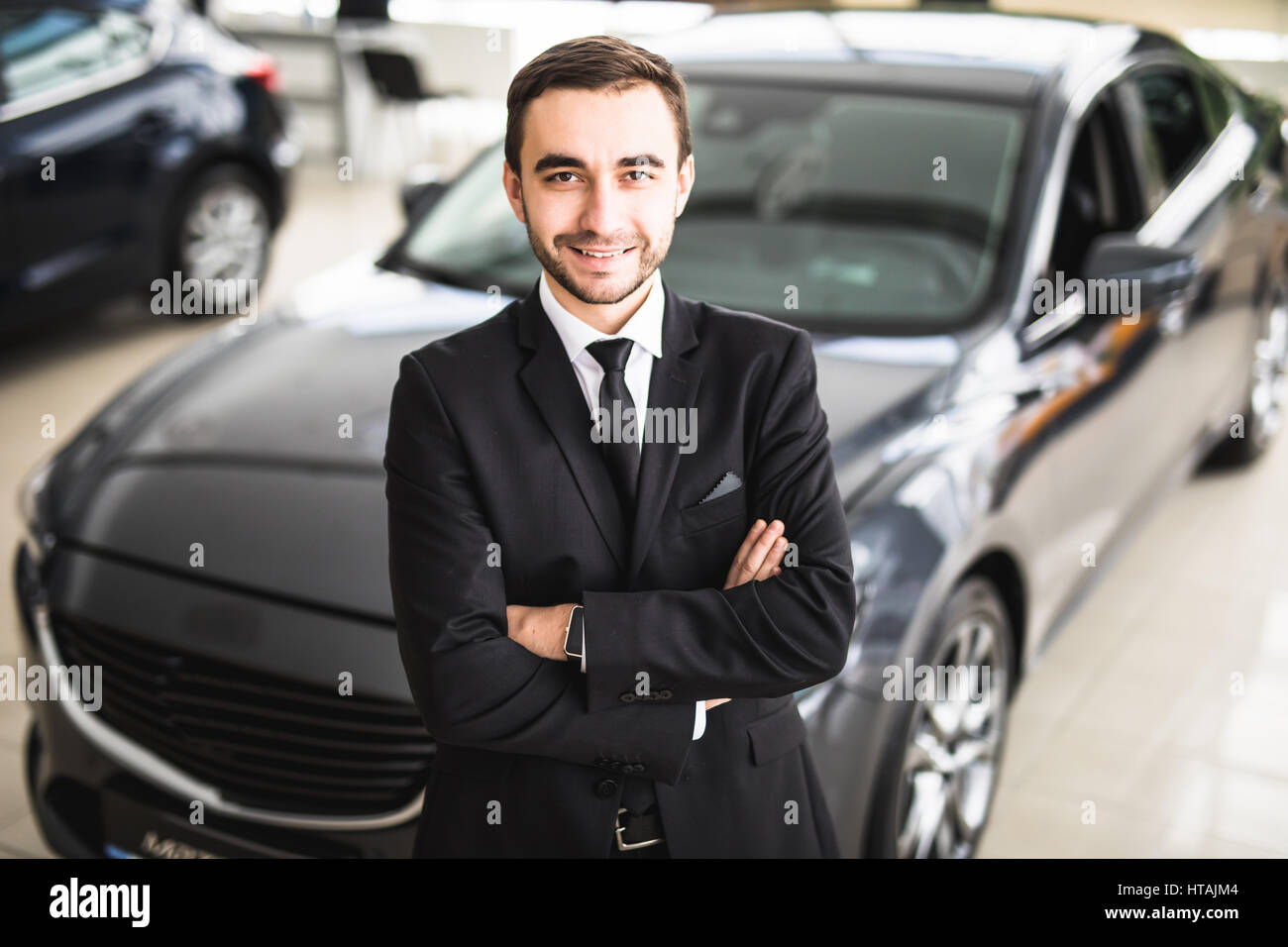 Hübscher Junge klassische Autoverkäufer stehen beim Händler vor neue Auto Stockfotografie Alamy