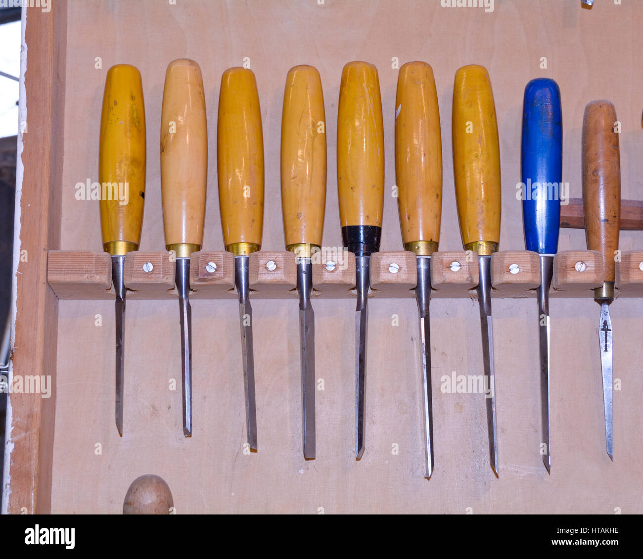 Reihe unterschiedlicher Größe Meißel in einem Schrank in einer Tischler-Werkstatt Stockfoto