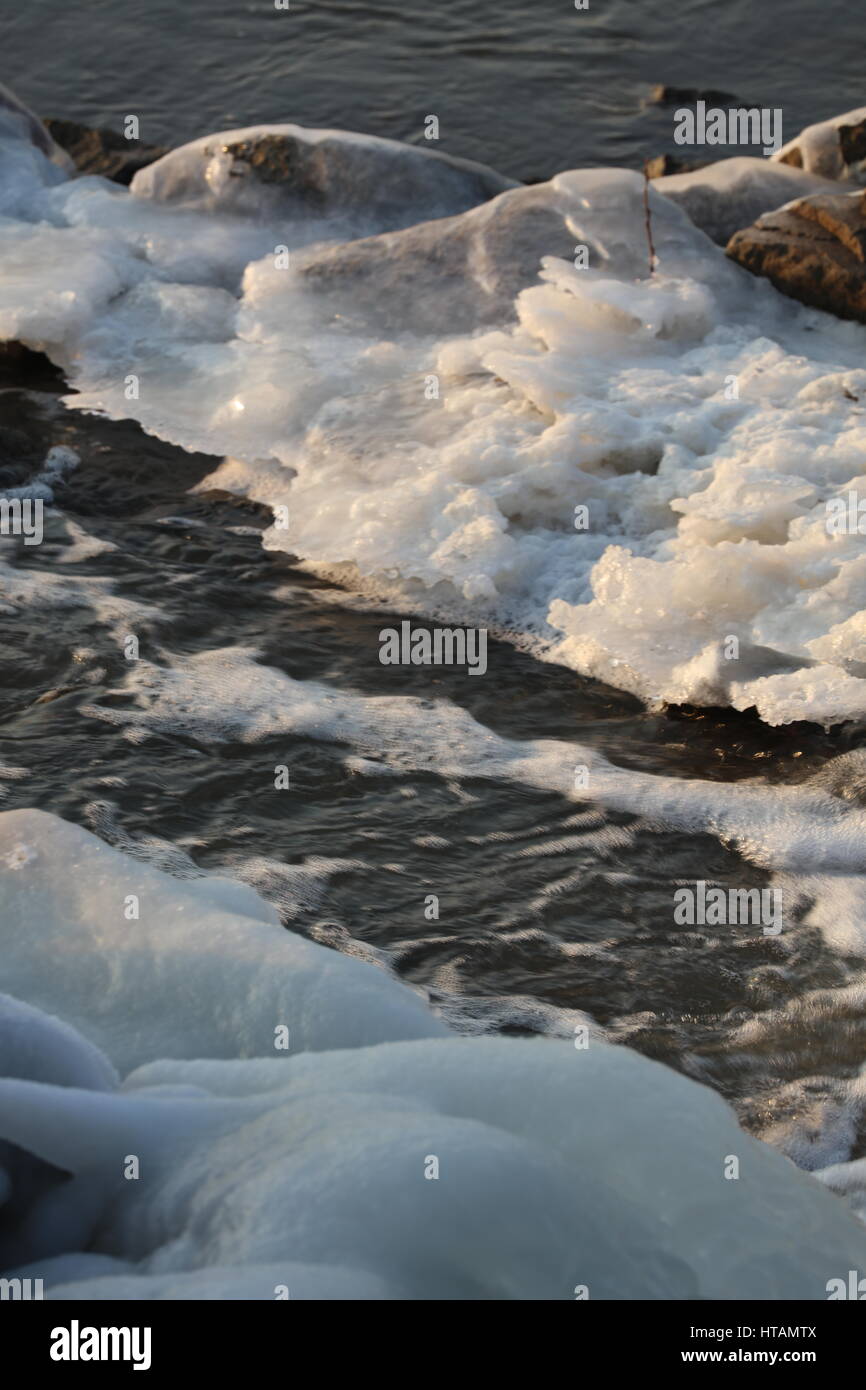 Gefrorener Fluß Im Winter Stockfoto