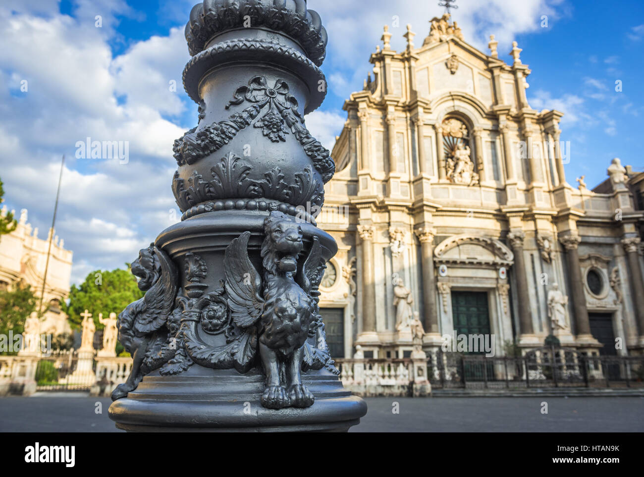 Geflügelten Löwen auf einer Laterne am Domplatz in Stadt Catania, Ostseite der Insel Sizilien, Italien. Kathedrale von St. Agatha auf Hintergrund Stockfoto