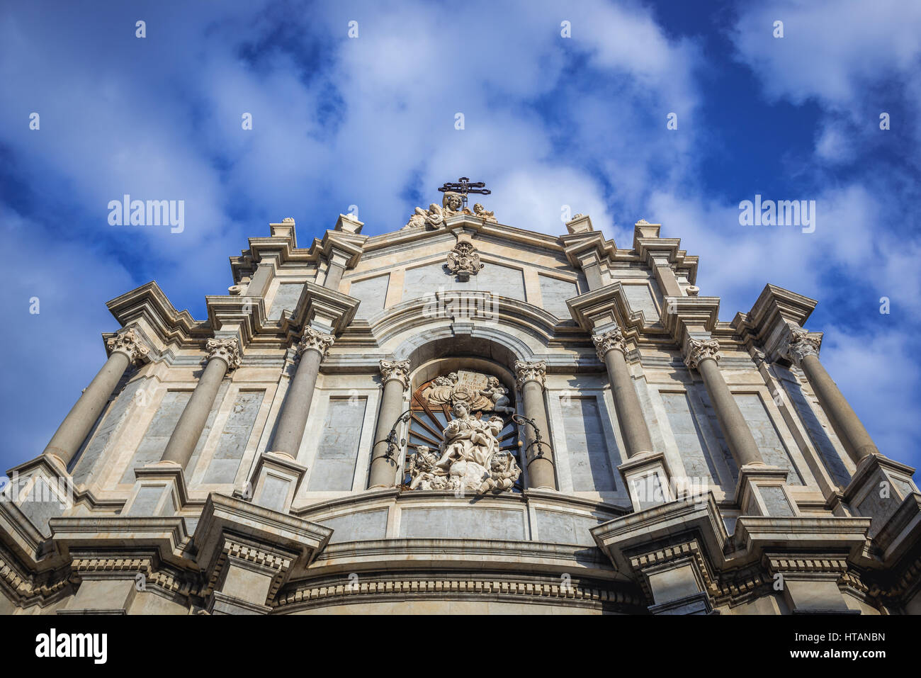 Fassade und St. Agatha Nische des römisch-katholischen Metropolitan Kathedrale von St. Agatha am Domplatz in Catania, Sizilien-Insel, Italien Stockfoto