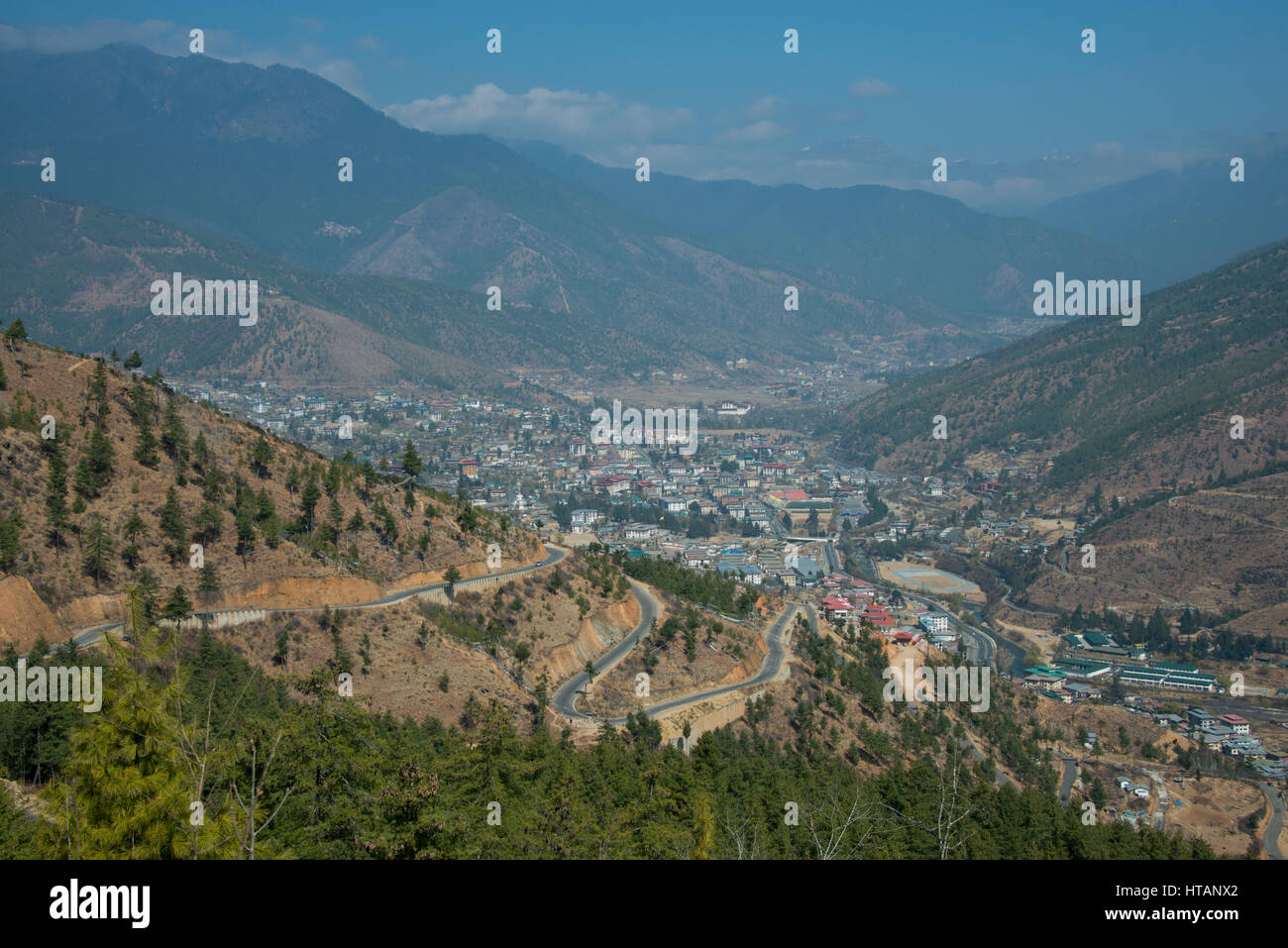 Thimphu, Bhutan Hauptstadt von Bhutan. Übersicht von Kuenselphodrang Naturpark Bergstraße und Thimphu-Tal. Stockfoto