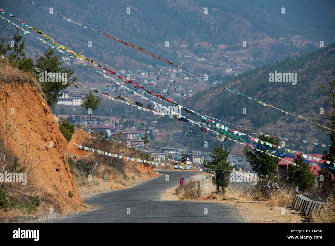 Bhutan Thimphu. Typische am Straßenrand Ansicht mit Gebetsfahnen und die Stadt von Thimphu in der Ferne. Stockfoto