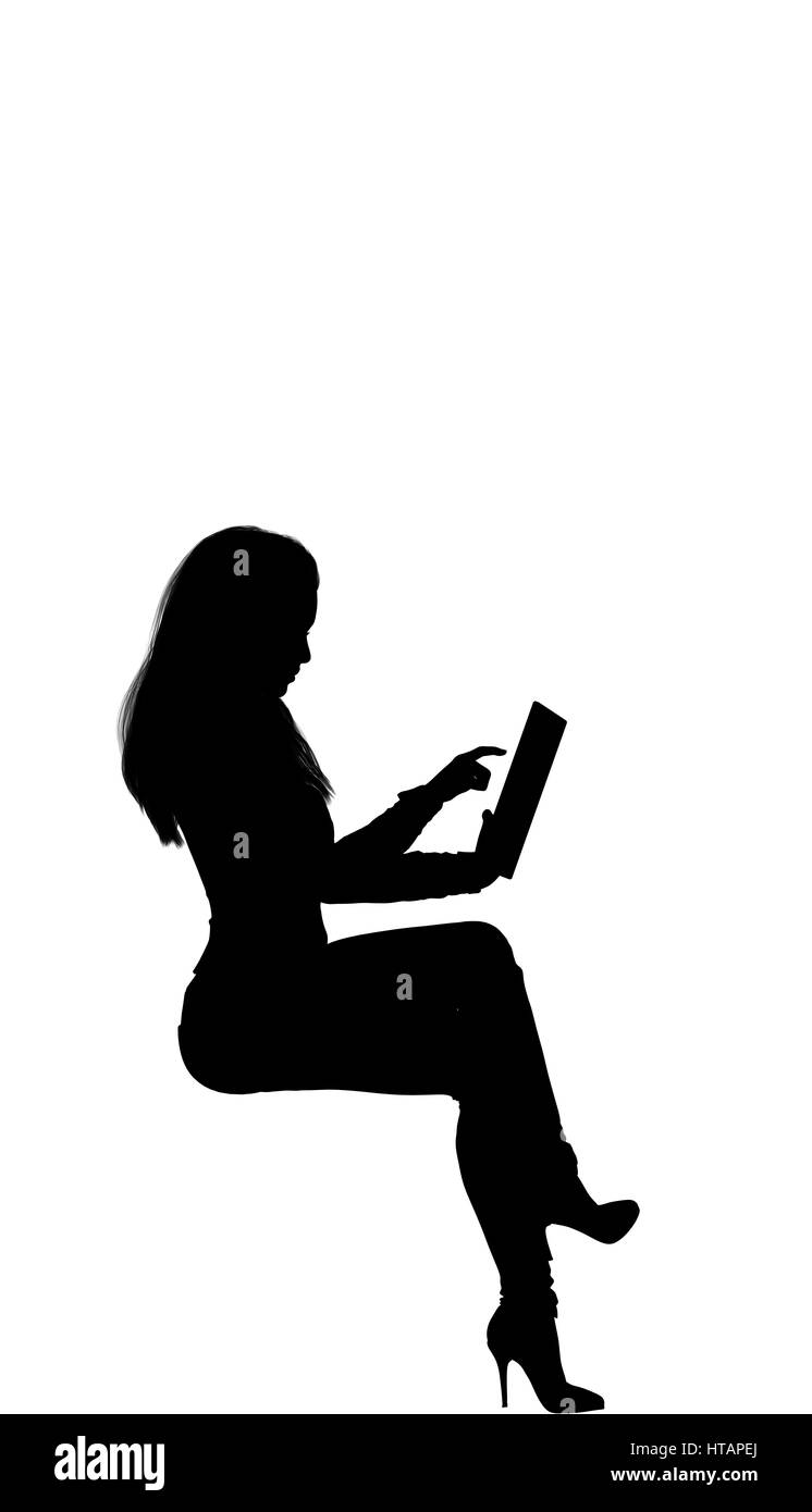 Frauen arbeiten auf Tablet, langes Haar, Passform, high-Heel-Arme an der Seite der Haut klassische Jeans Hemd. Stephanie. Stockfoto