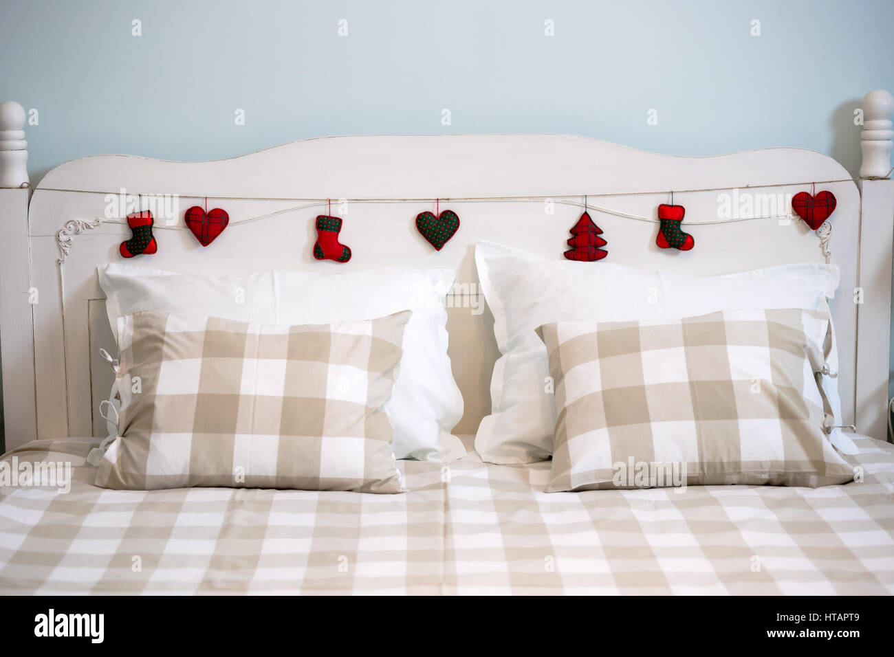 Schöne Retro dekoriert Xmas Bett mit Kissen Stockfoto