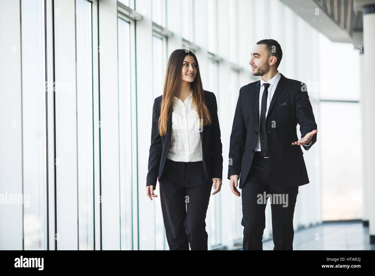 Zuversichtlich Geschäftspartner Fuß in Bürogebäude und sprechen Stockfoto