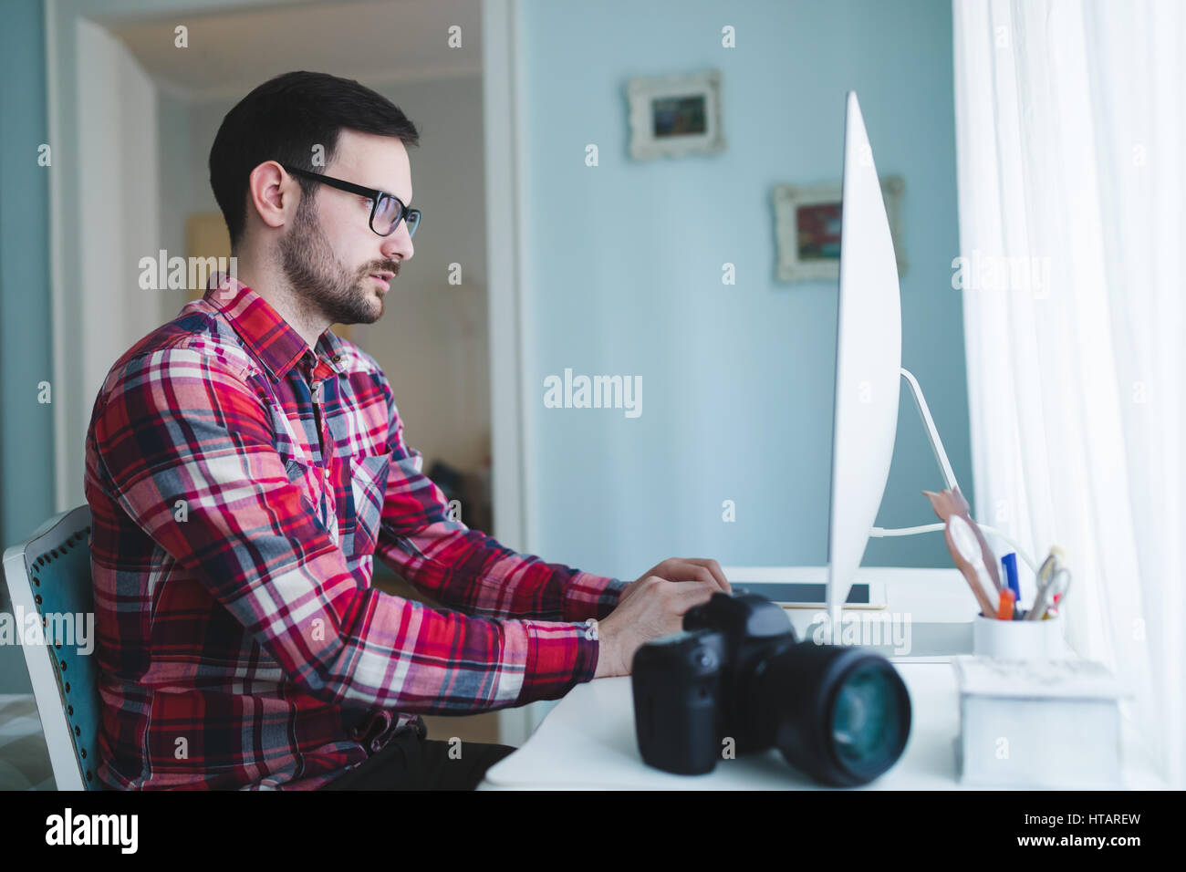 Fotograf Retoucher arbeiten an Fotos und Bearbeitung auf desktop Stockfoto