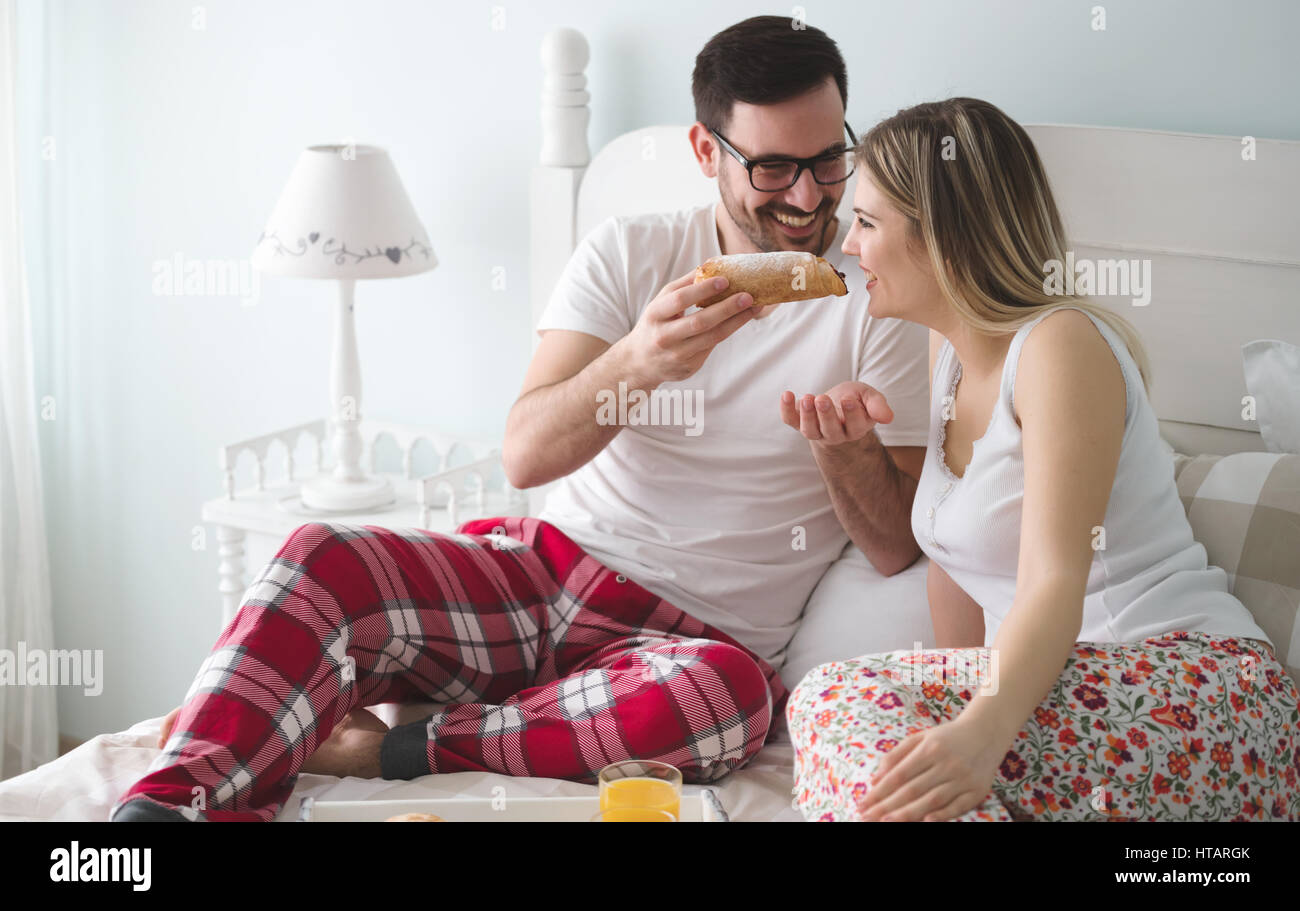 Romantisches Paar isst Frühstück im Bett Stockfoto