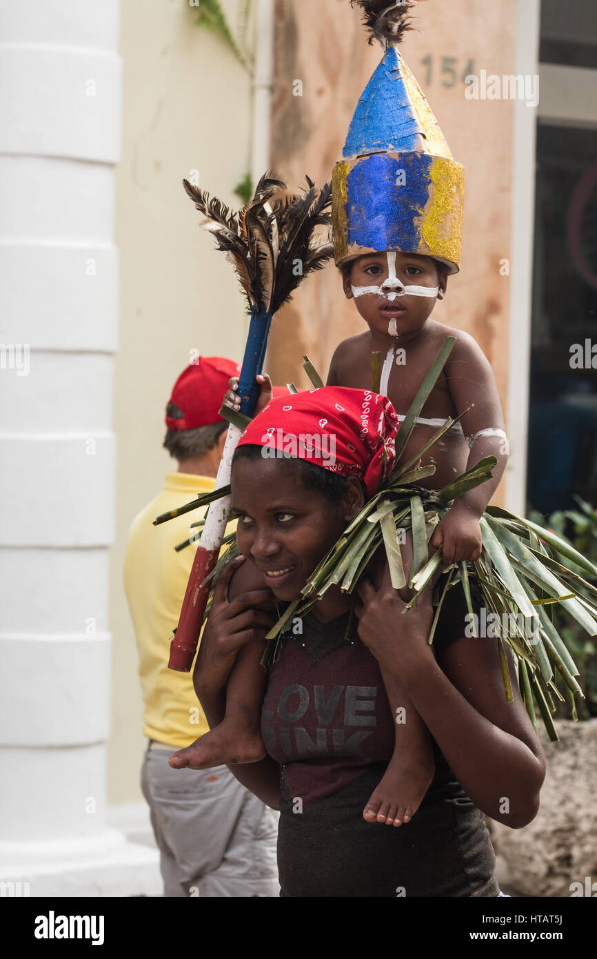 Die bunte Kinder-Karnevalsumzug in der historischen alten Colonial von Santo Domingo, Dominikanische Republik.  Ein UNESCO-Weltkulturerbe. Stockfoto