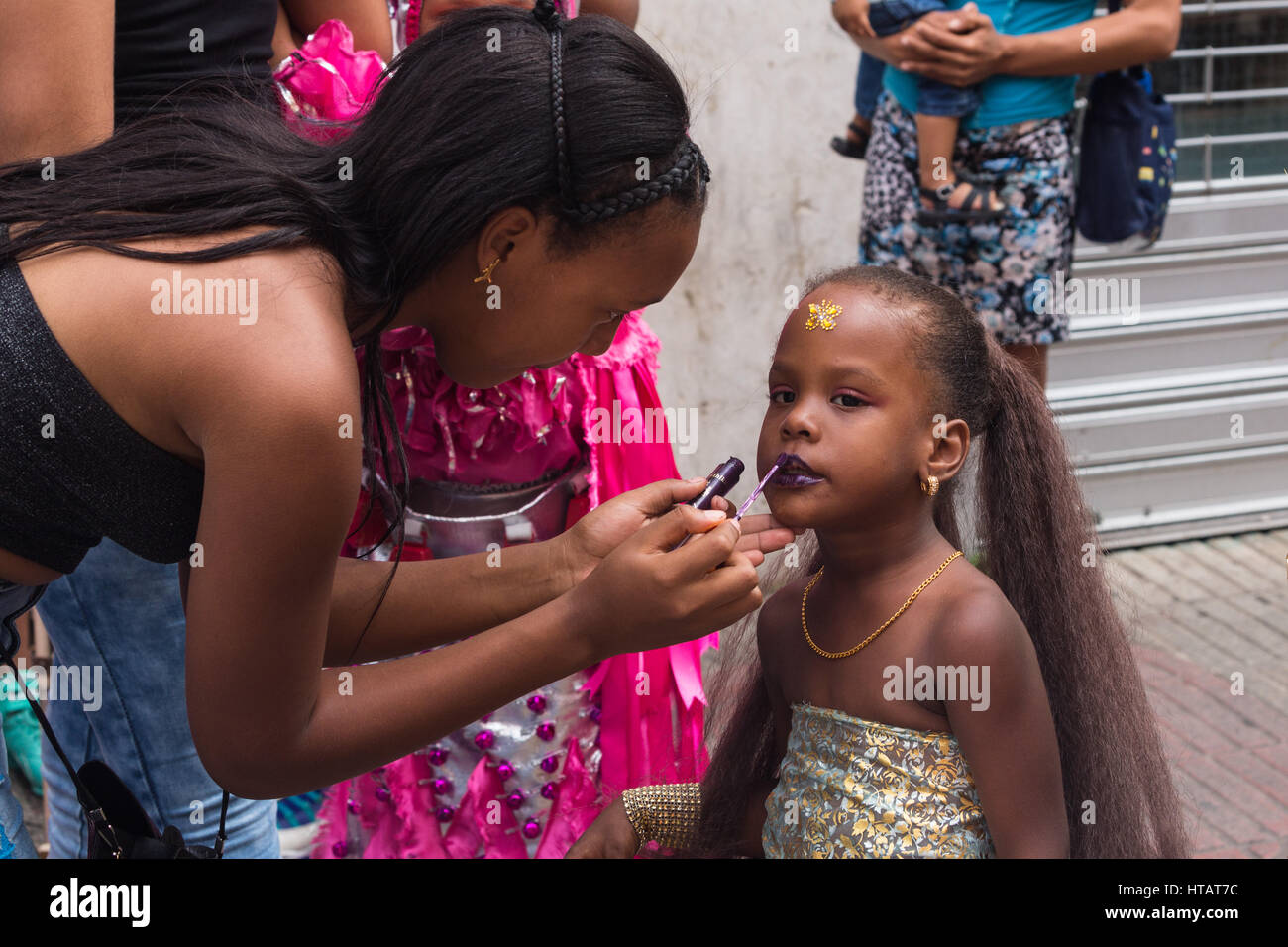 Die bunte Kinder-Karnevalsumzug in der historischen alten Colonial von Santo Domingo, Dominikanische Republik.  Ein UNESCO-Weltkulturerbe. Stockfoto