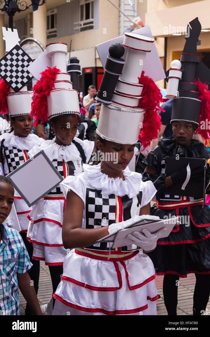 Die bunte Kinder-Karnevalsumzug in der historischen alten Colonial von Santo Domingo, Dominikanische Republik.  Ein UNESCO-Weltkulturerbe. Stockfoto