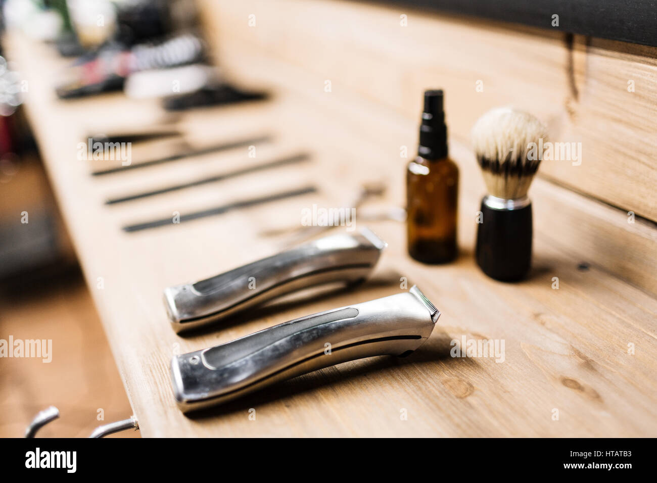 Elektrische Rasierer, rasieren Pinsel und Spray Flasche auf Holztisch Stockfoto