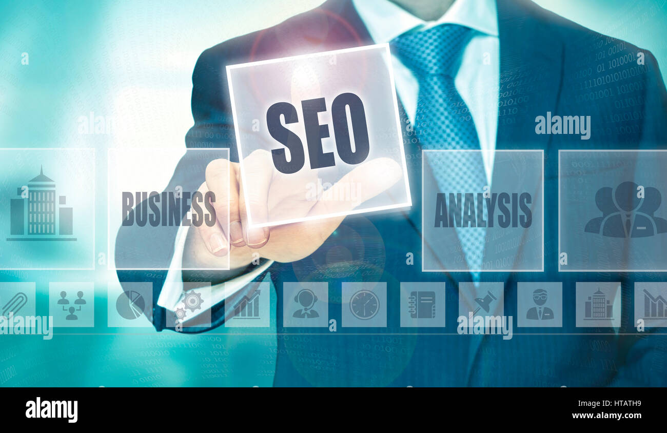 Geschäftsmann, eine SEO-Konzept-Taste drücken. Stockfoto