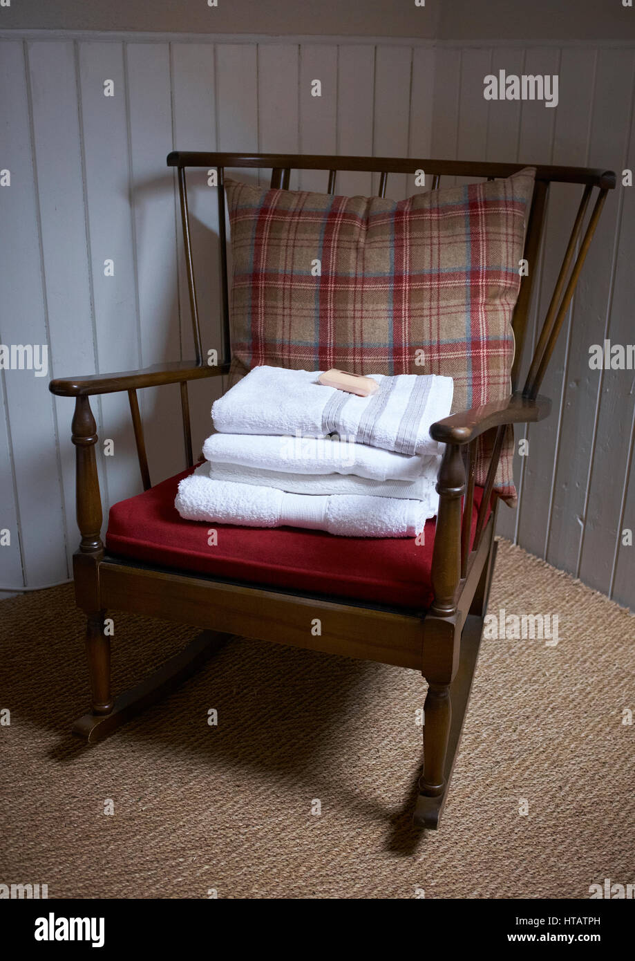 Eine saubere Handtücher auf einem bettmonitor Stuhl bereit für den nächsten Gast. Stockfoto