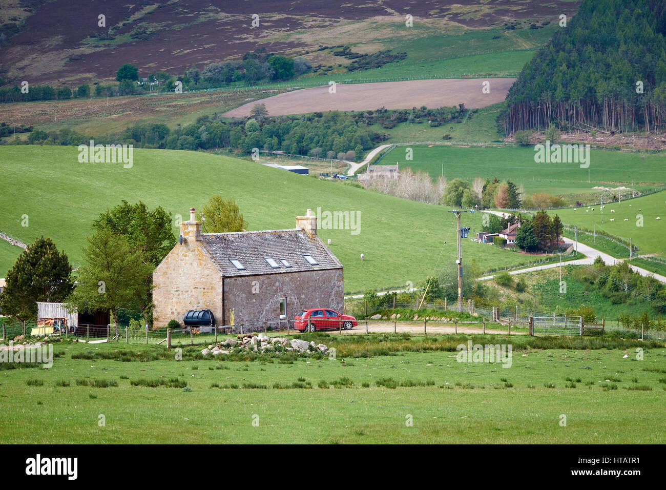 Traditionelle landwirtschaftliche Gebäude inmitten der Landschaft der schottischen Highlands. VEREINIGTES KÖNIGREICH. Stockfoto