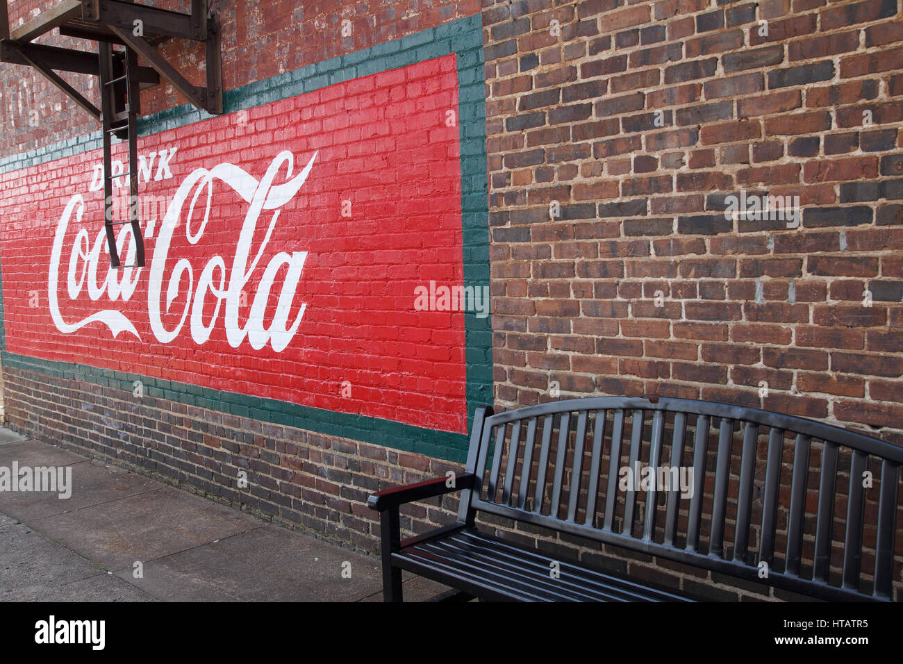 Coca Cola Schild an Wand gemalt Stockfoto