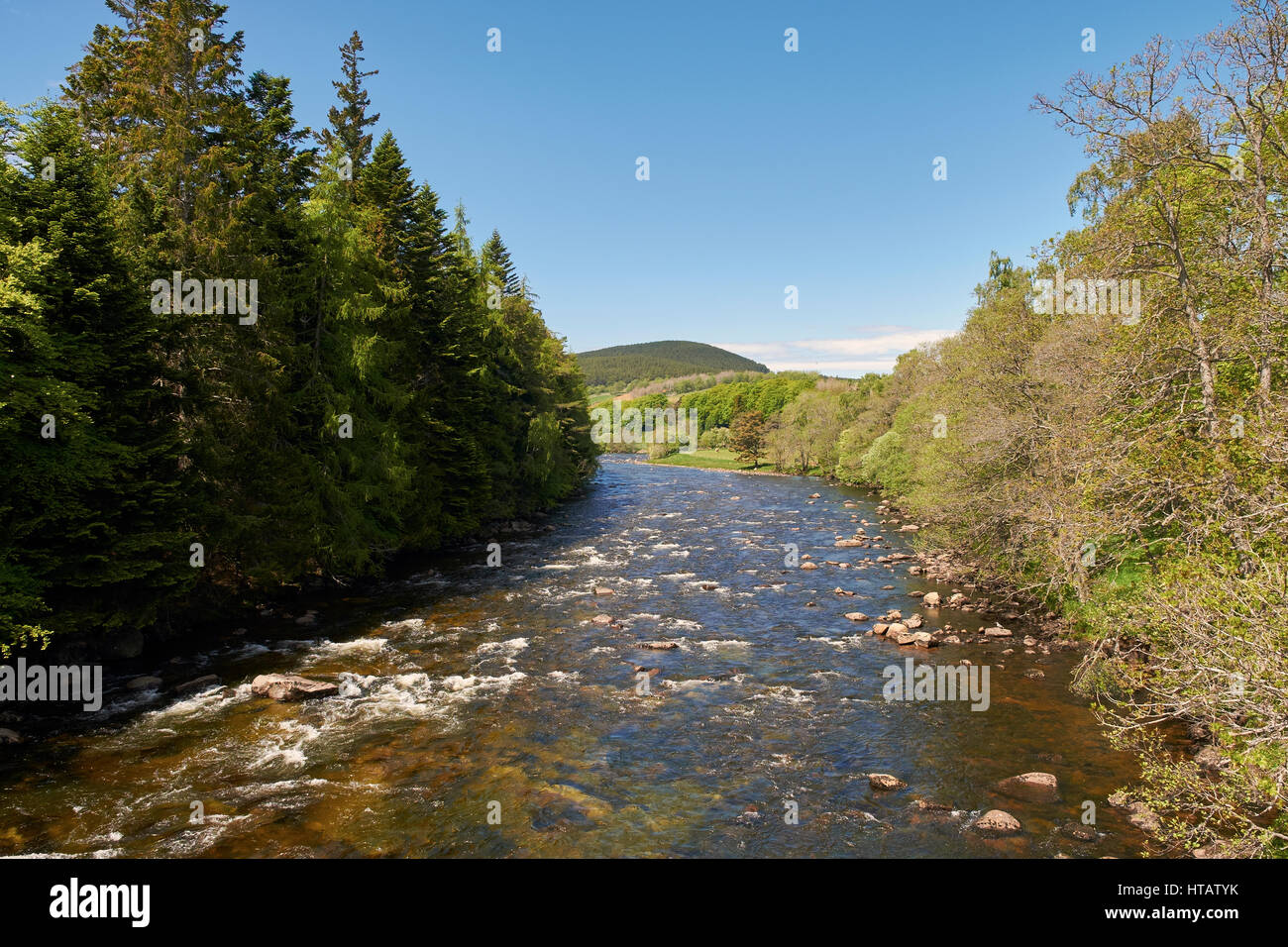 Der River Spey von der Brücke, die in Balmoral Castle Estate führt. Schottischen Highlands. VEREINIGTES KÖNIGREICH. Stockfoto