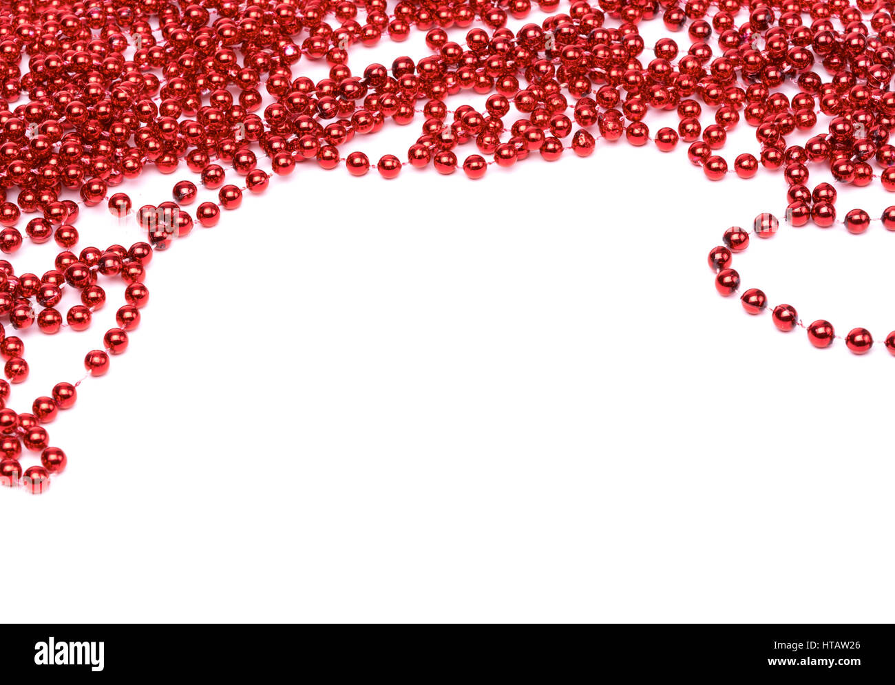 Weihnachten dekorative rote Perlengirlande auf weißem Hintergrund isoliert. Stockfoto