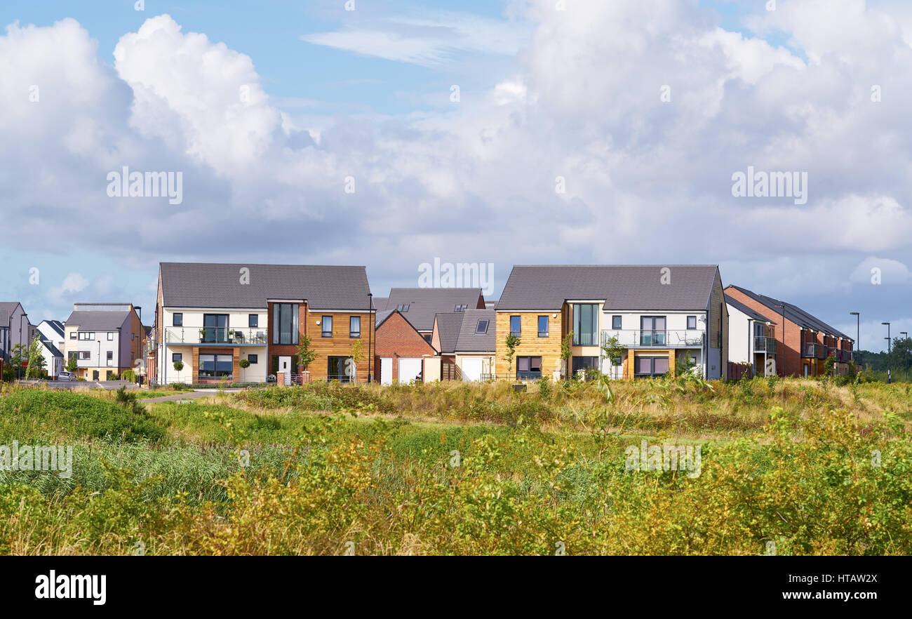 Neu gebaute Häuser in einer Wohnsiedlung in England. Stockfoto