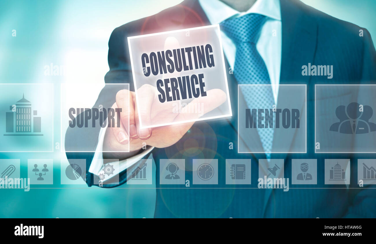 Ein Geschäftsmann Drücken einer Consulting Service Taste auf einem transparenten Bildschirm. Stockfoto