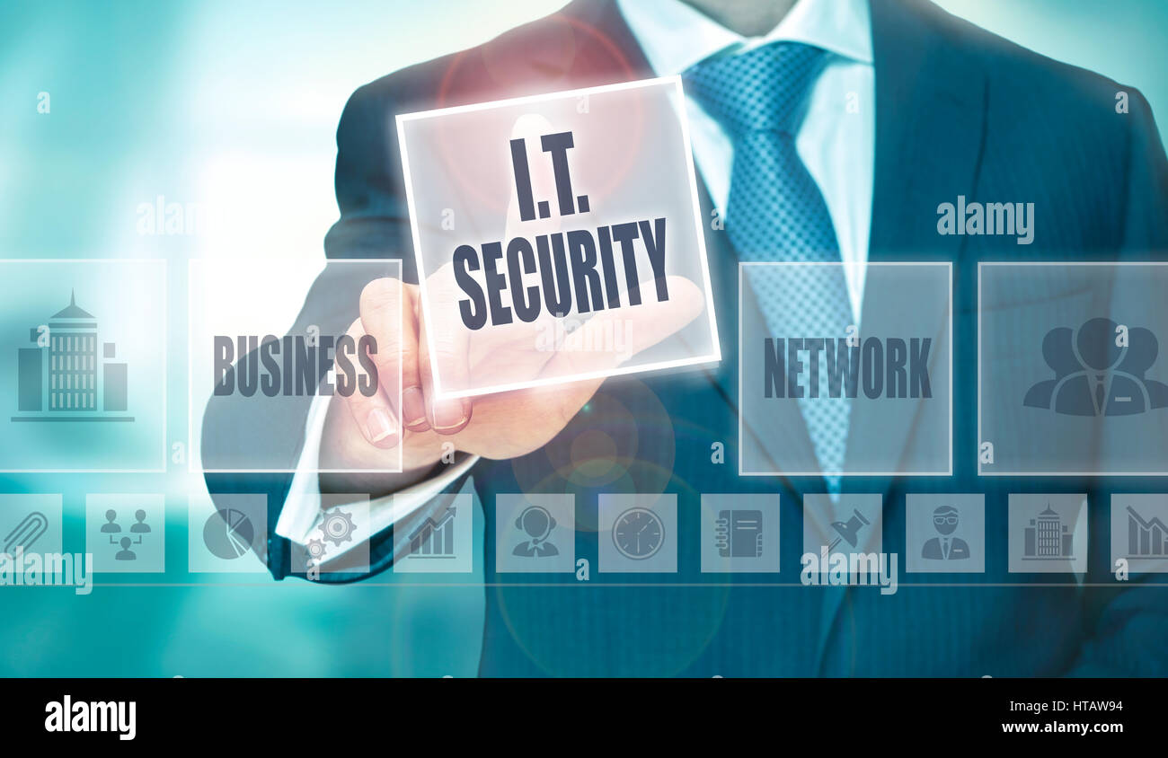 Ein Geschäftsmann, ein IT-Security-Taste auf einem transparenten Bildschirm. Stockfoto