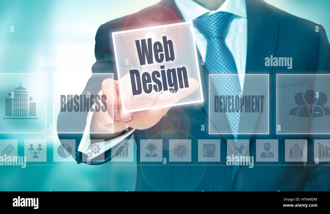 Ein Geschäftsmann, eine Web-Design-Konzept-Schaltfläche auf einem klaren Bildschirm auswählen. Stockfoto