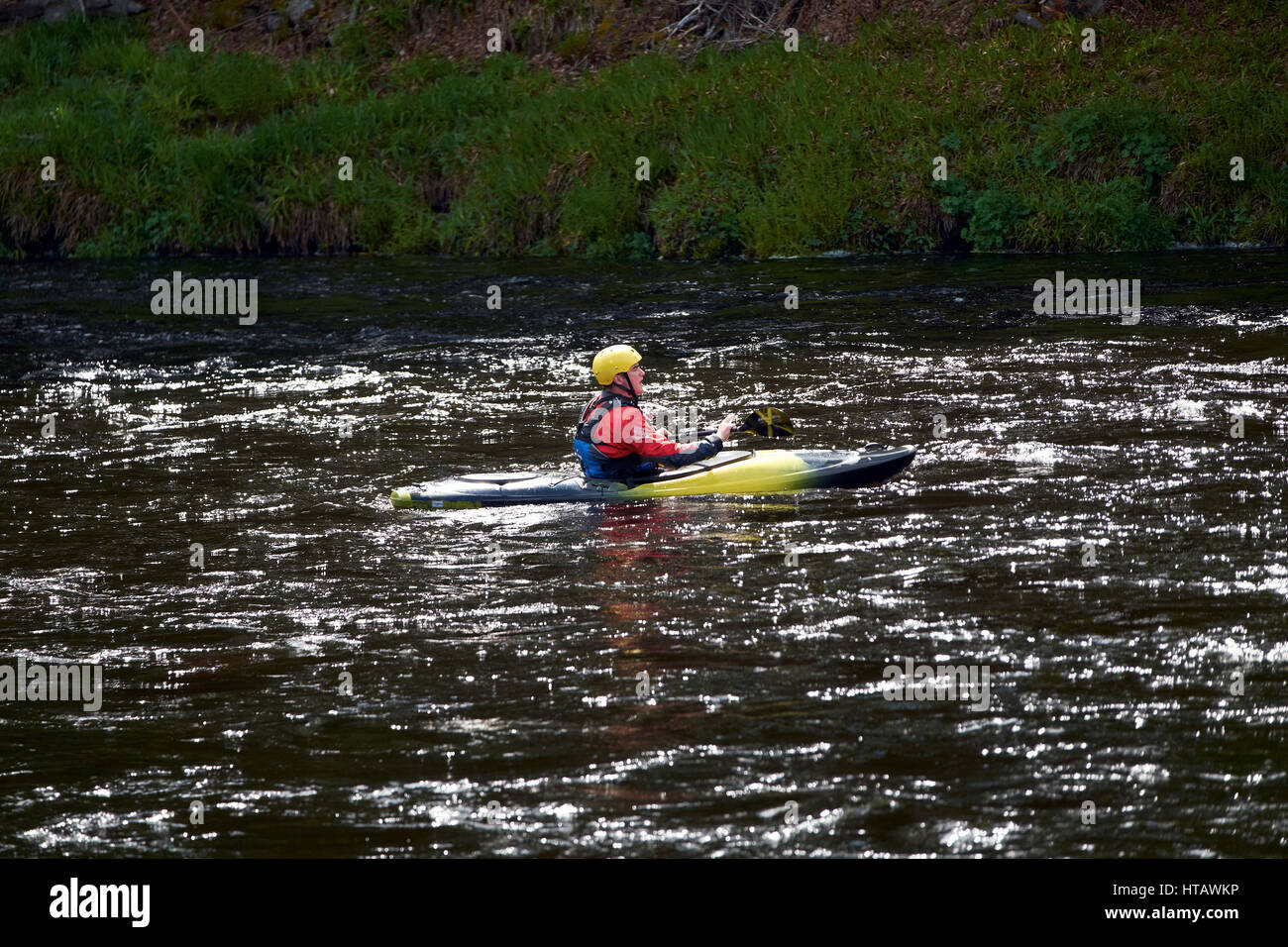 Verschiedene Wassersportarten. Kajak fahren auf dem Fluss Dee, schottischen Highlands, UK. Stockfoto
