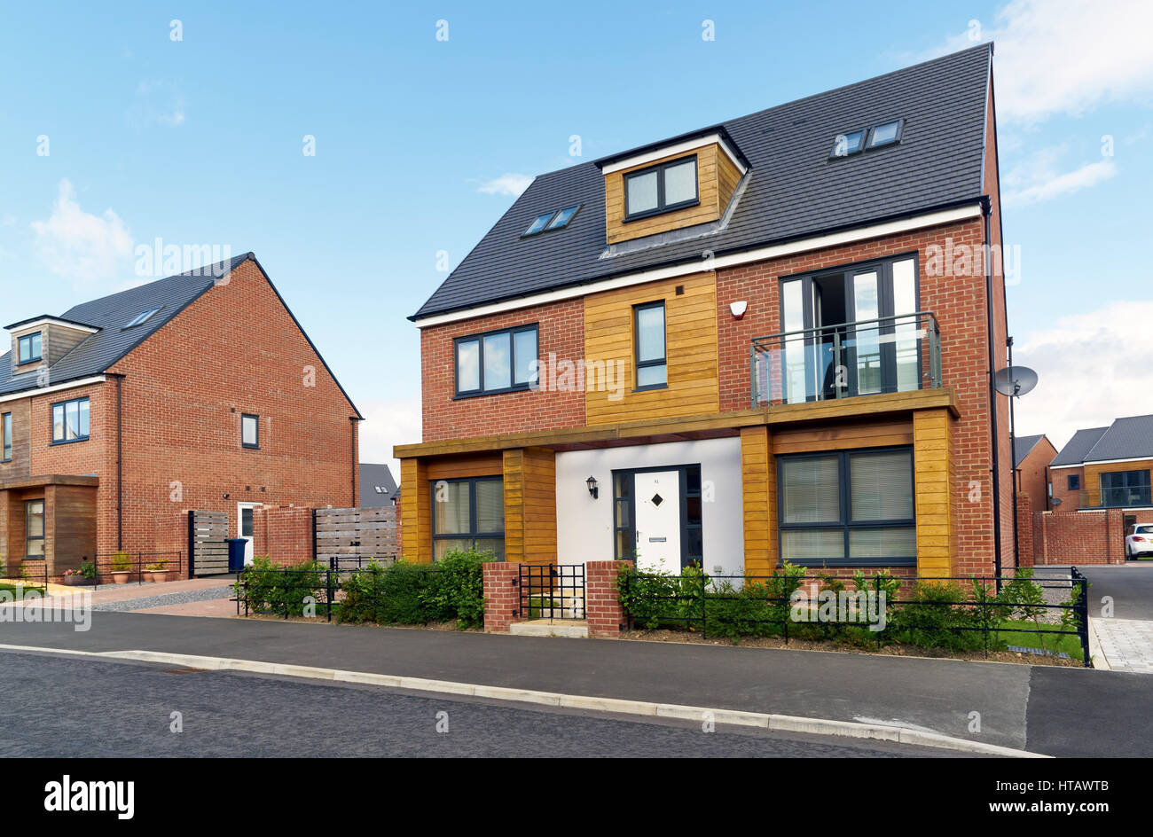Neu gebaute Häuser in einer Wohnsiedlung in England. Stockfoto