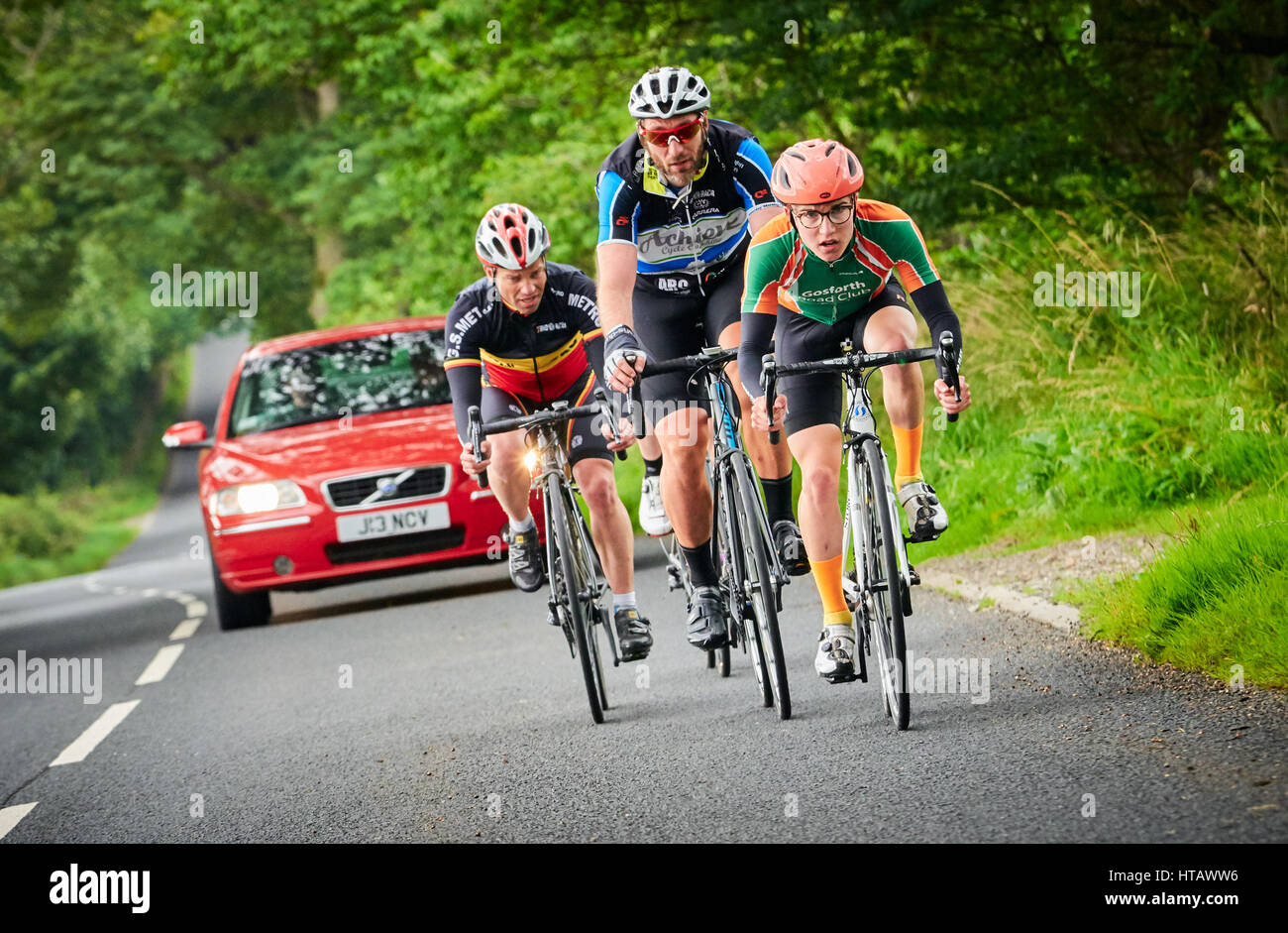 NORTHUMBERLAND, England, Großbritannien - 07 August 2016: Eine Gruppe von Reitern auf einer Trainingsfahrt für eine lange Distanz endurance Road Race. Stockfoto