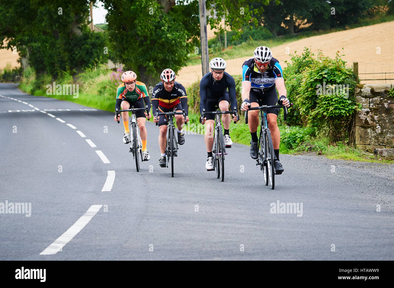 NORTHUMBERLAND, England, Großbritannien - 07 August 2016: Eine Gruppe von Reitern auf einer Trainingsfahrt für eine lange Distanz endurance Road Race. Stockfoto