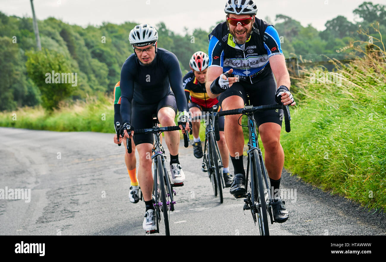 NORTHUMBERLAND, England, Großbritannien - 07 August 2016: Eine Gruppe von Reitern auf einer Trainingsfahrt für eine lange Distanz endurance Road Race. Stockfoto
