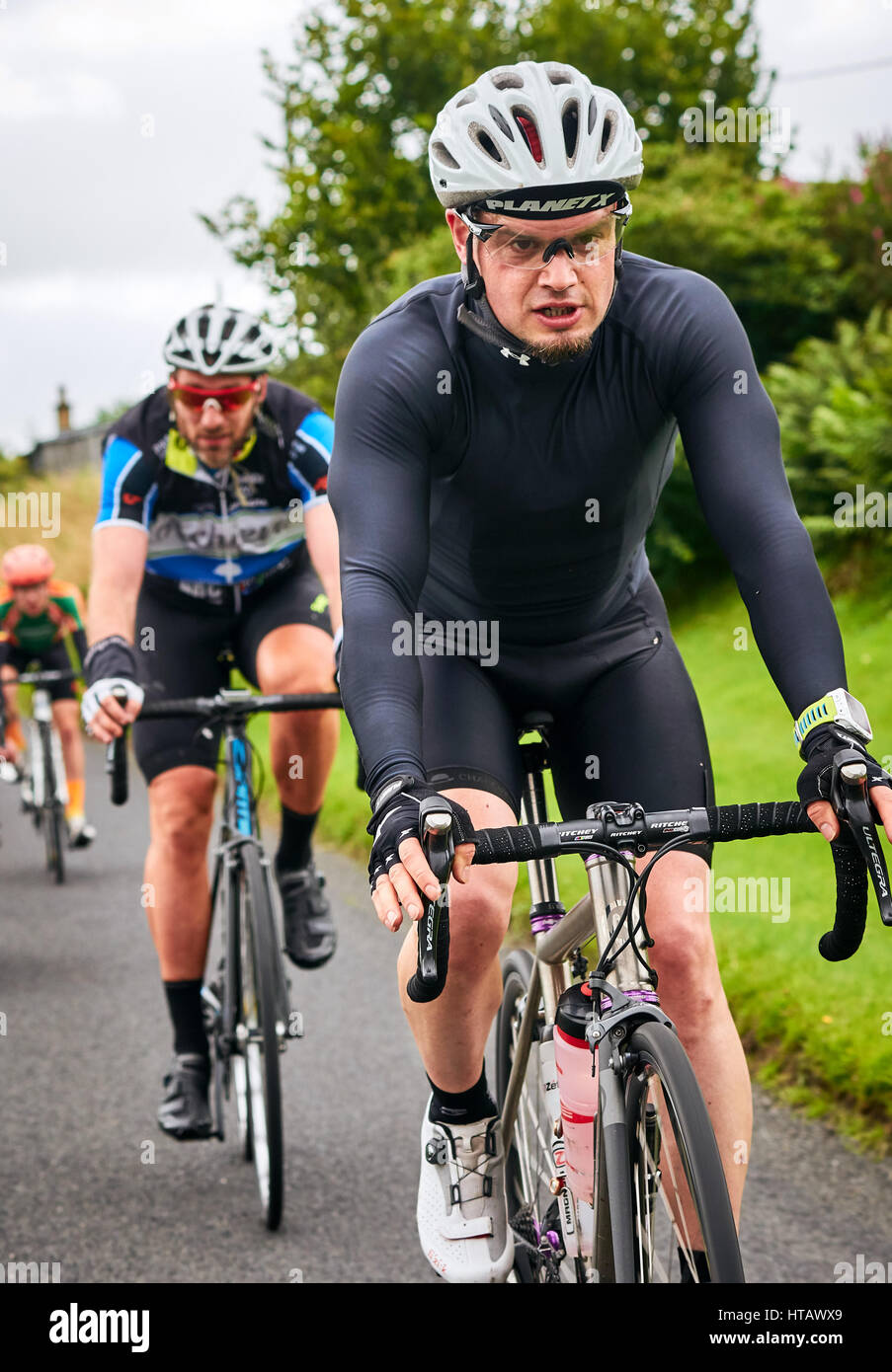 NORTHUMBERLAND, England, Großbritannien - 07 August 2016: Eine Gruppe von Reitern auf einer Trainingsfahrt für eine lange Distanz endurance Road Race. Stockfoto